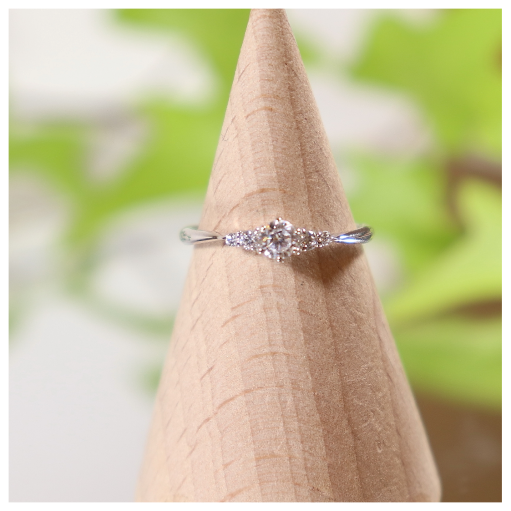 日本初のPt ダイヤモンドデザインリング（婚約指輪・エンゲージリング） メレ 末広 婚約指輪・エンゲージリング